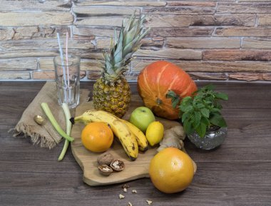 Meyve ve sebze kolajı. Doğanın sonbahar hediyeleri. Greyfurttan meyve suyu yapmak için kullanışlı bir ürün. Sağlıklı beslenme yoksulları.