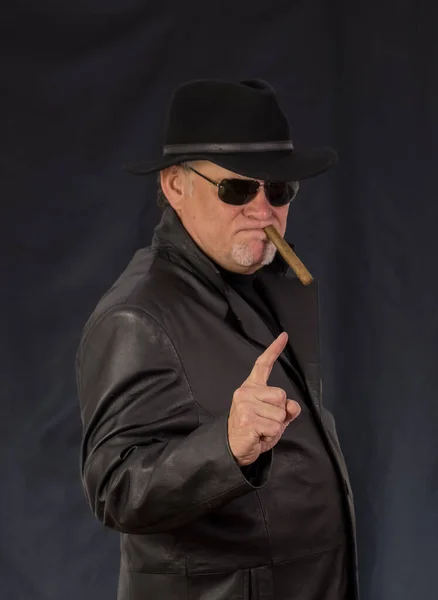 Мужчина Черной Одежде Черном Кожаном Пальто Шляпе Ганстер Сигарой Оружием — стоковое фото