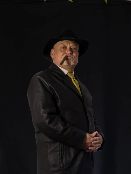 Man Svarta Kläder Svart Läderrock Hatt Ganster Med Cigarr Mafiosi — Stockfoto