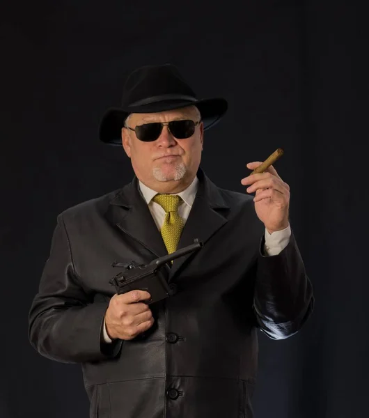 Man Svarta Kläder Svart Läderrock Hatt Ganster Med Cigarr Mafiosi — Stockfoto