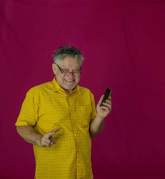 Homem Idoso Com Cabelo Grisalho Tem Smartphone Nas Mãos Emoções — Fotografia de Stock