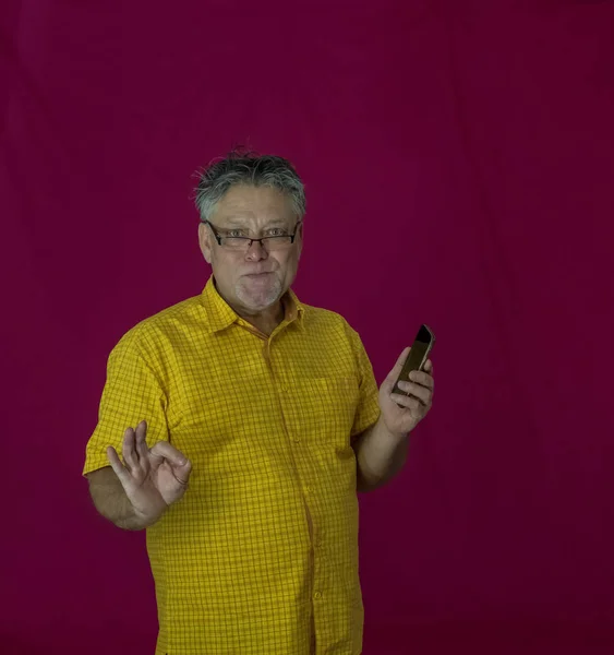 Homem Idoso Com Cabelo Grisalho Tem Smartphone Nas Mãos Emoções — Fotografia de Stock