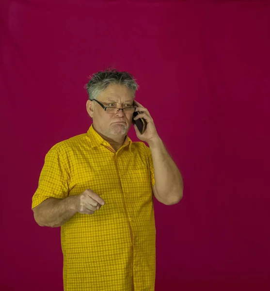 Homem Idoso Com Cabelo Grisalho Tem Smartphone Nas Mãos Emoções — Fotografia de Stock