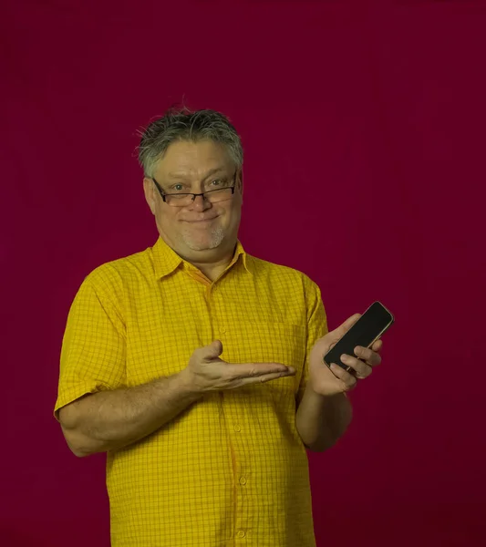 Homem Idoso Com Cabelo Grisalho Tem Smartphone Nas Mãos Emoções — Fotografia de Stock