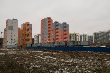 Yeni bir konut inşaatı. Daireler tuğla monolitik teknoloji kullanılarak yapılır. Önce, duvarlara beton dök, bir çerçeve yap. O zaman duvarlara bir tuğla dök. Binlerce insanın yaşadığı büyük alanlar ortaya çıktı..