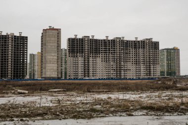 Yeni bir konut inşaatı. Daireler tuğla monolitik teknoloji kullanılarak yapılır. Önce, duvarlara beton dök, bir çerçeve yap. O zaman duvarlara bir tuğla dök. Binlerce insanın yaşadığı büyük alanlar ortaya çıktı..
