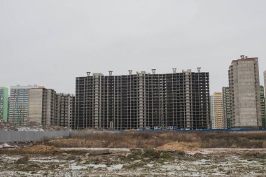 Yeni bir konut inşaatı. Daireler tuğla monolitik teknoloji kullanılarak yapılır. Önce, duvarlara beton dök, bir çerçeve yap. O zaman duvarlara bir tuğla dök. Binlerce insanın yaşadığı büyük alanlar ortaya çıktı..