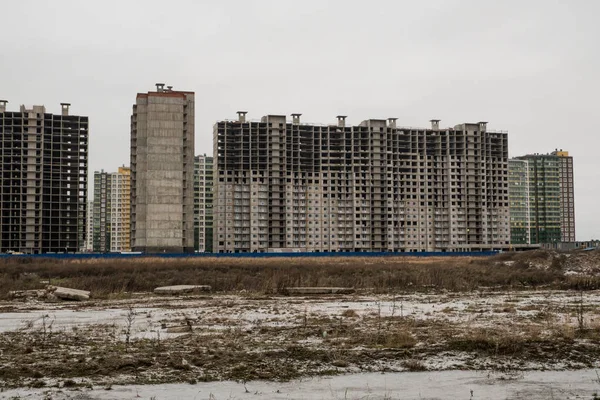 Yeni bir konut inşaatı. Daireler tuğla monolitik teknoloji kullanılarak yapılır. Önce, duvarlara beton dök, bir çerçeve yap. O zaman duvarlara bir tuğla dök. Binlerce insanın yaşadığı büyük alanlar ortaya çıktı..