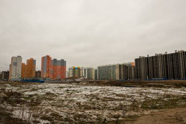 Yeni bir konut inşaatı. Daireler tuğla monolitik teknoloji kullanılarak yapılır. Önce, duvarlara beton dök, bir çerçeve yap. O zaman duvarlara bir tuğla dök. Binlerce insanın yaşadığı büyük alanlar ortaya çıktı..