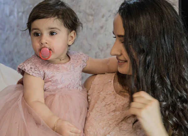 Mama Met Een Dochtertje Het Kind Viert Een Verjaardag Tegen — Stockfoto