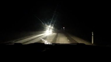 Altın çelenklerdeki altın toplar iç mekanı süslüyor. Yeni yıl ve Noel 'i kutlamak için şenlikli kıyafetler. Altın ve siyah soyut arkaplan