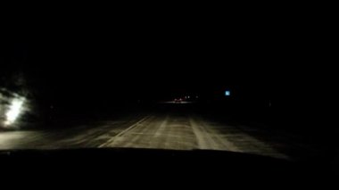 Altın çelenklerdeki altın toplar iç mekanı süslüyor. Yeni yıl ve Noel 'i kutlamak için şenlikli kıyafetler. Altın ve siyah soyut arkaplan