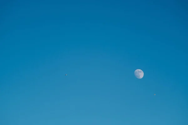 Witte Maan Tegen Blauwe Lucht Volle Maan Middag Satelliet Van — Stockfoto