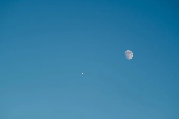 Lua Branca Contra Céu Azul Lua Cheia Tarde Satélite Planeta — Fotografia de Stock