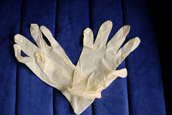 Weiße Latexhandschuhe Auf Blauem Hintergrund Handschutz Gegen Infektionen Viren Keime — Stockfoto