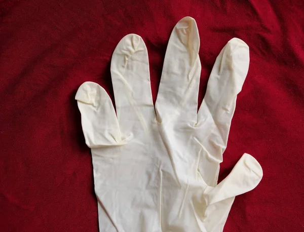 Białe Lateksowe Rękawiczki Czerwonym Tle Ochrona Dłoni Przed Zakażeniami Wirusami — Zdjęcie stockowe
