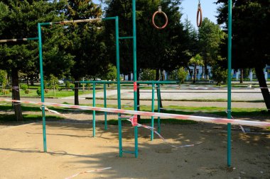 Sokak egzersiz ekipmanları erişime kapalı. Koronovirüsle ilgili olarak Gürcistan 'ın 