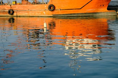 Tekneler, yatlar rıhtımda, körfezde. Suda renkli bir yansıma. İyi günler. Güneşli.