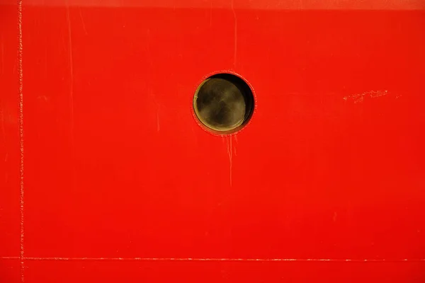 Kerek Nyílás Hajótestben Hajó Acélburkolata Vörösre Festett — Stock Fotó