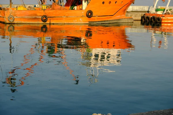 Barcos Yates Están Muelle Bahía Reflexión Colorida Sobre Agua Día — Foto de Stock
