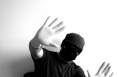 Coronavirus 'tan korunan bir adamın portresi. Beyaz, lateks eldivenler. Enfeksiyonlara, virüslere, mikroplara karşı el koruması. Deride izolasyon. Yüzünde kumaş bir maske var. Gözlerde gözlük.. 