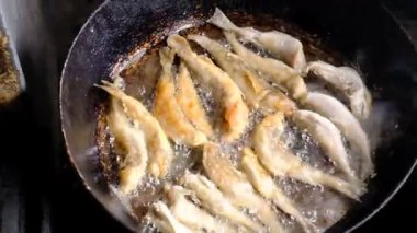 Balıkçı tavada balık kızartıyor. Tırmık ve kefal ekmeği. Karadeniz 'de taze balık.