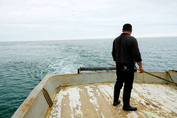 Pescadores Trabajando Los Marineros Tiran Red Arrastre Con Captura Cubierta — Foto de Stock