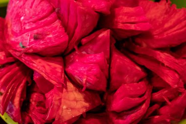 Gürcü sebze turşusu. Piyasada mahsul satmak. Doğal, sağlıklı, vitamin zengini gıdalar. Sağlığa Gıda.