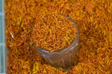 Gürcistan baharatları, baharatlar. Piyasada mahsul satmak. Doğal, sağlıklı, vitamin zengini gıdalar. Sağlığa Gıda.