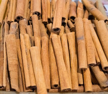 Kurutulmuş tarçın kabuğu. Markette mahsul satıyorum. Doğal, sağlıklı, vitamin zengini gıdalar. Sağlığa iyi gelir. Gürcü baharatları.