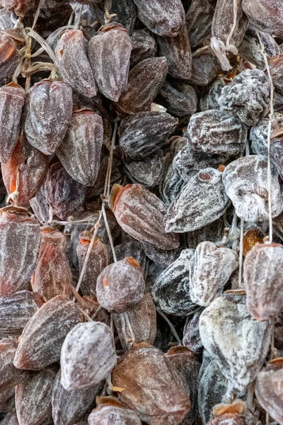 Kurutulmuş hurma meyvesi. Büyük, olgun sebzeler. Markette mahsul satıyorum. Doğal, sağlıklı, vitamin zengini gıdalar. Sağlığa Gıda.