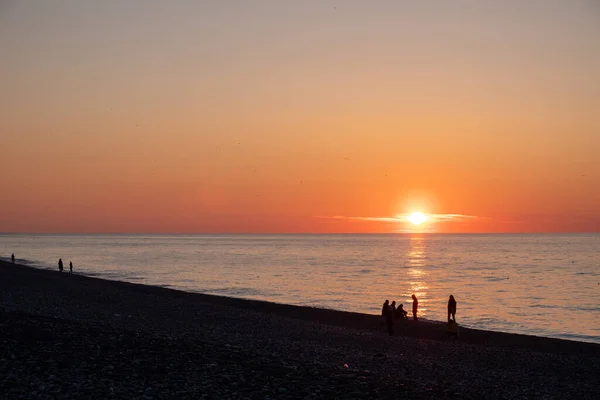 Sonnenuntergang Schwarzen Meer Die Menschen Gehen Strand Und Der Seebrücke — Stockfoto