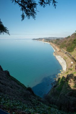Karadeniz 'in en üst manzarası. Körfezde mavi su. Georgia Günü.