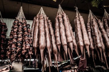 Churchkhela eski bir Gürcistan ulusal tatlısıdır. Tur, ipte sujuk. Üzüm jölesine batırılmış cevizler ve kurutulmuş. Markette leziz şeyler satıyorum. İyi günler. Georgia.