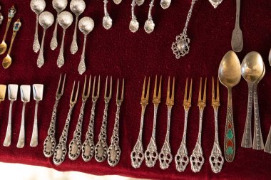 Pazarda çatal ve kaşık satışı. Şehir caddesinde hediyelik eşya. İyi günler. Güneşli. Gürcistan, Tiblis.