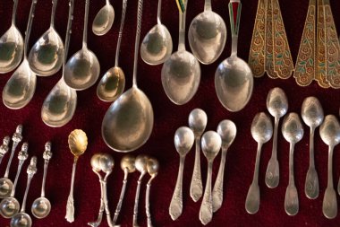 Pazarda çatal ve kaşık satışı. Şehir caddesinde hediyelik eşya. İyi günler. Güneşli. Gürcistan, Tiblis.