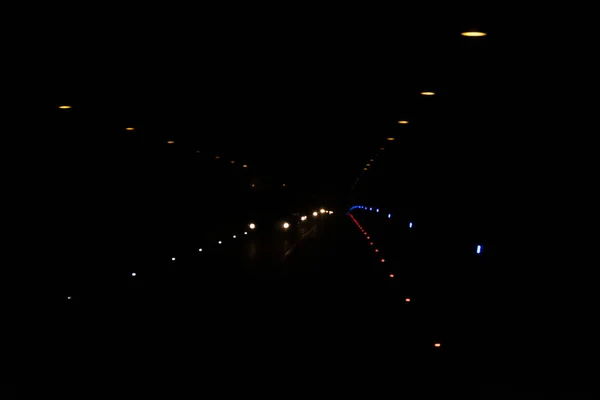 Światła Lamp Samochodów Tunelu Światło Latarni Ciemności Czarne Tło Wielobarwnymi — Zdjęcie stockowe