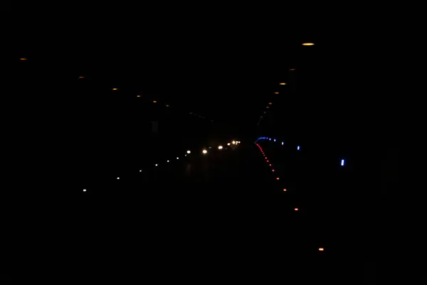 Огни Легковушек Машин Тоннеле Свет Фонарей Темноте Черный Фон Разноцветными — стоковое фото