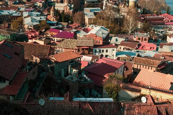 Tiflis şehri panoraması yüksek bir noktadan. Eski evlerin kiremitli çatıları. Eski şehrin manzarası.