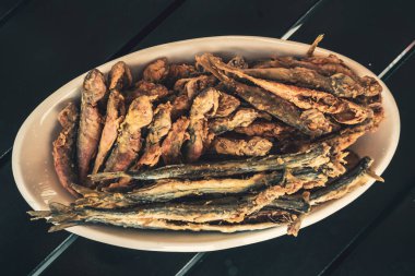Balık iğnesi, kızartılmış kırmızı kefal. Beyaz tabakta altın renkli balık. Deniz ürünleri restoranı. Günaydın Georgia..