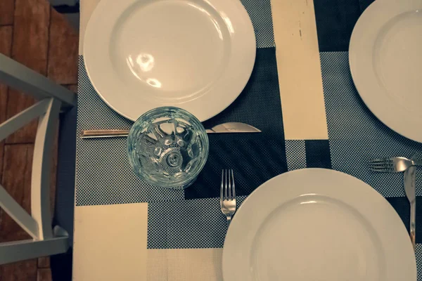 餐厅里的餐桌 咖啡店桌布上的洗碗用具 新的透明眼镜 准备迎接客人 高服务 — 图库照片