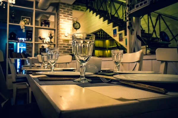 Der Servierte Tisch Restaurant Reinigen Sie Geschirr Und Geräte Auf — Stockfoto