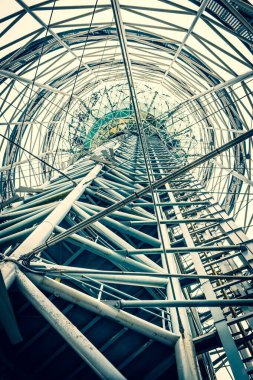 Batumi 'deki gözlem kulesinin çelik yapısı. Demir borular yapının fütüristik bir görüntüsünü oluşturuyor. Metal ağ. Aşağıdan yukarıya bak. Gün Bulutlu.