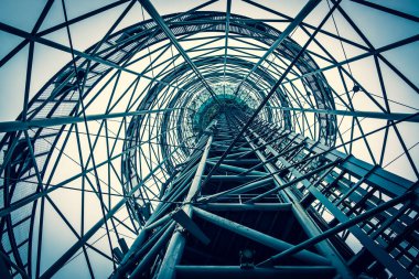 Batumi 'deki gözlem kulesinin çelik yapısı. Demir borular yapının fütüristik bir görüntüsünü oluşturuyor. Metal ağ. Aşağıdan yukarıya bak. Gün Bulutlu.