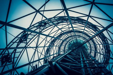 Batumi 'deki gözlem kulesinin çelik yapısı. Demir borular yapının fütüristik bir görüntüsünü oluşturuyor. Metal ağ. Aşağıdan yukarıya bak. Gün Bulutlu.