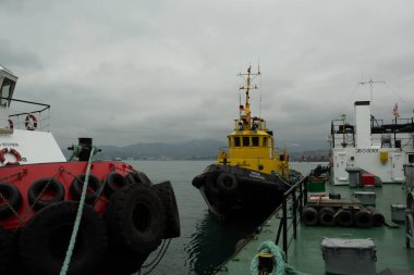 Bir gemide eski araba lastikleri. Lastik tekerlekler tekneyi çarpışmadan korur. Römorkun yan tarafındaki çelik kaplama..