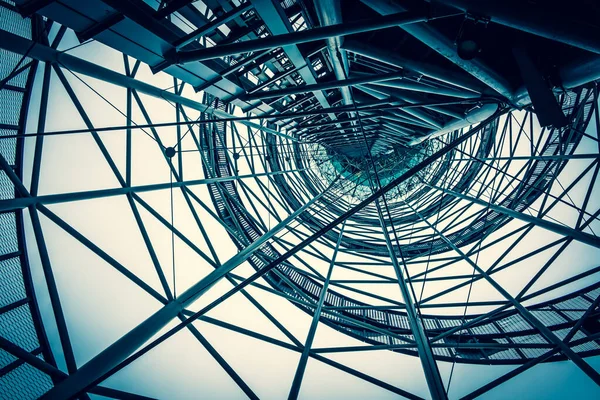 バトゥミの展望塔の鉄骨造 鉄パイプは構造の未来的なイメージを作り出します 金属のウェブ 底からの眺め 曇りの日 ストックフォト