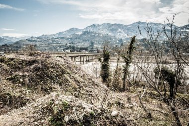 Kafkasya 'nın eteklerinin manzarası. Batumi ilçesi. Yüksek zirvelerde kar yatar. Alt dağlarda yerleşim yerleri var. Dünya 'nın farklı bir rengi var. Yüksek bir noktadan dağların manzarası. Baharın başında. Gün.