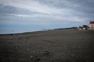 Siyah kum plajı. Georgia 'daki terapi merkezi. Ureki köyü. Magnezyum kumun iyileştirici özelliği vardır..