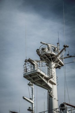 Bir deniz gemisinin direği. Gemide çeşitli navigasyon ve radar cihazları.